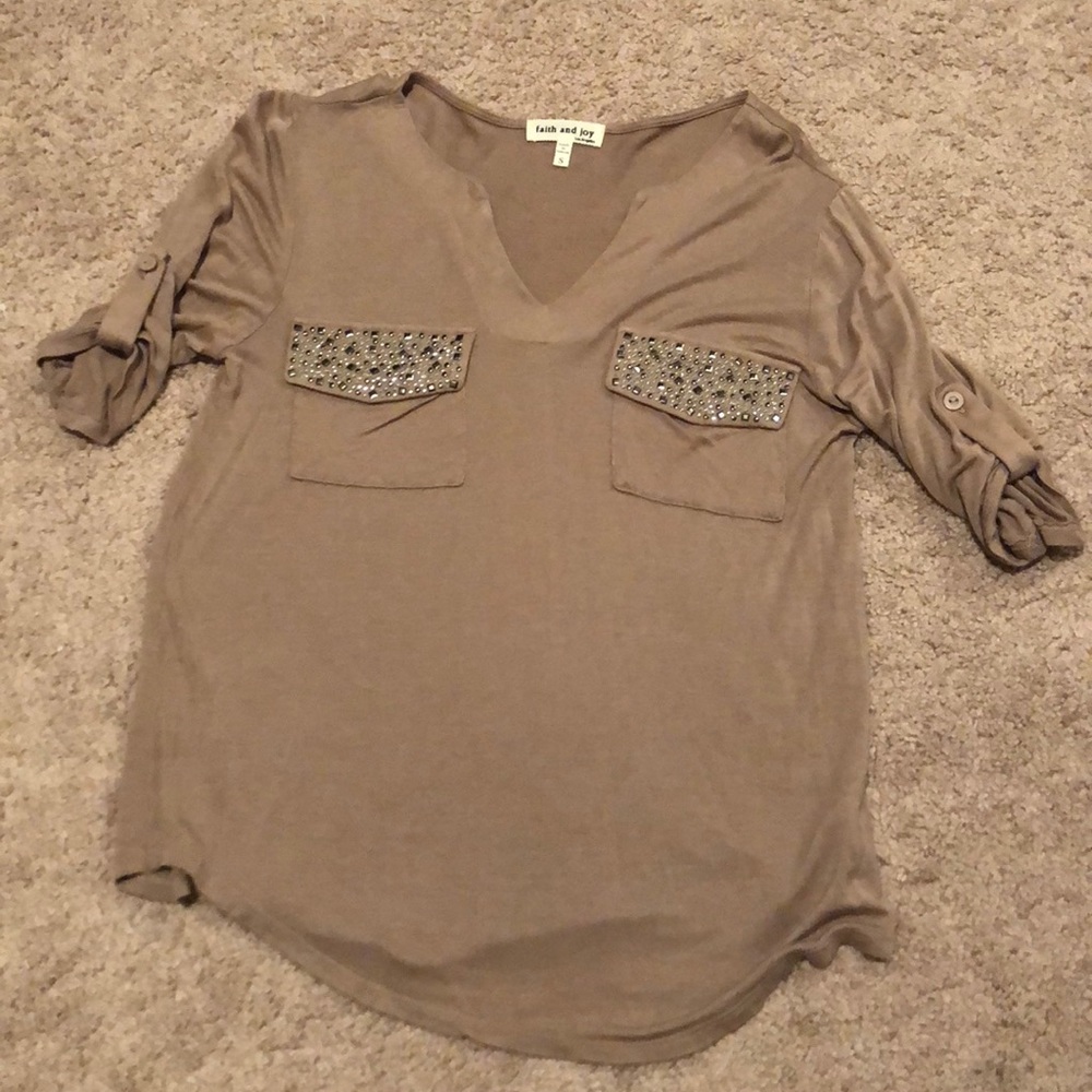 🤎Tan v-neck blouse with Bling pockets 🤎